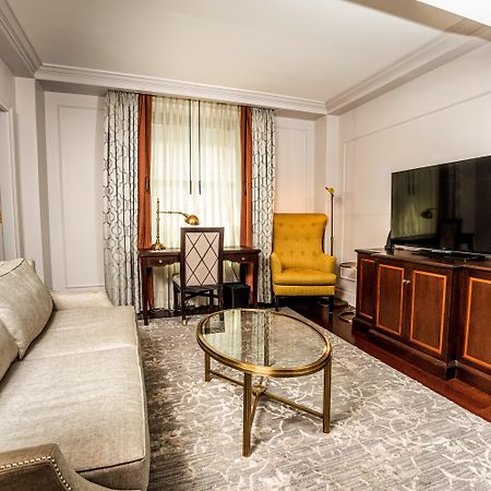 فندق إنتركونتننتال نيويورك باركلي نيو يورك المظهر الخارجي الصورة A living room at the Waldorf Astoria Chengdu